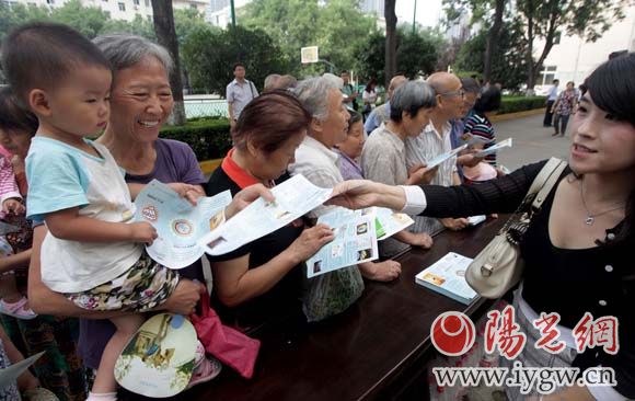 工作人員向市民發(fā)放環(huán)保知識讀本。